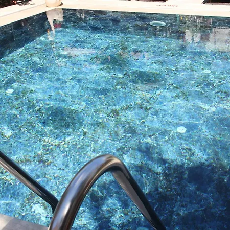 Bademici Hotel *